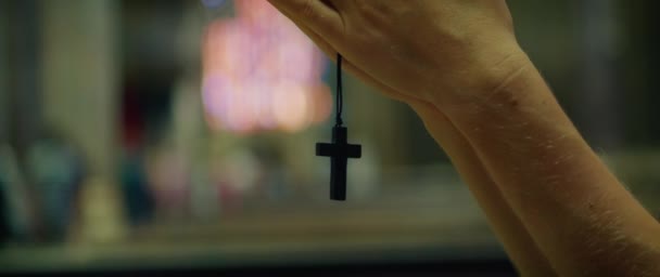 教会で神に祈っている若者 信仰と希望を持って彼の手に十字架を保持する宗教的な混合人種十代の少年 — ストック動画