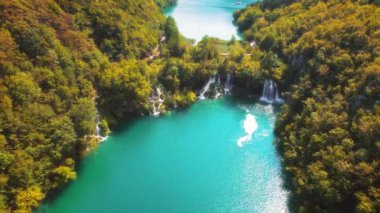 Yeşil yaz ormanlarında zümrüt su gölü havuzu olan şelalenin manzarası. Hırvatistan 'ın en büyük ulusal parkındaki destansı rezervuar manzarası.