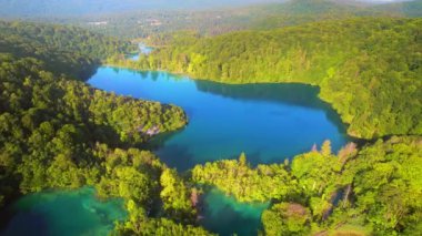 Dağ gölü ve sık orman manzaraları yaz ayından sonbahar güneşli sabahına kadar. Pırıl pırıl taze turkuaz su. Plitvice Lakes Ulusal Parkı Hırvatistan.