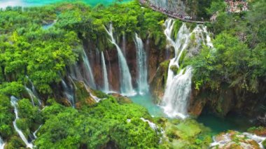 Tropik orman ve dağ manzarası. Su ve şelalelerden oluşan akarsular. İlkbahar ya da yaz aylarında şelaleler yemyeşil alanlar arasında akar. Plitvice Lakes Ulusal Parkı Hırvatistan. Seyahat ve doğa kavramı.