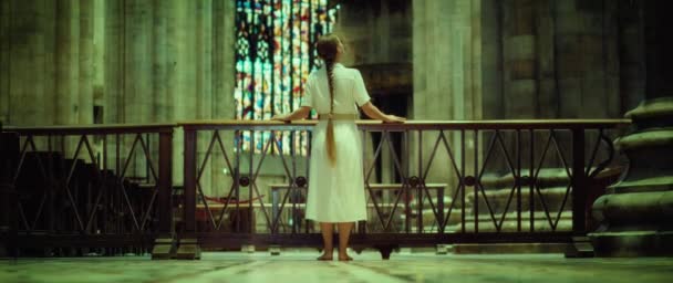 Mujer Joven Vagabunda Vagabunda Descalza Que Busca Dios Iglesia Lavado — Vídeo de stock