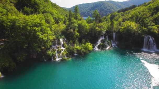 Эпический Горный Водопад Изумрудной Пресной Водой Озера Весенне Зеленом Пышном — стоковое видео