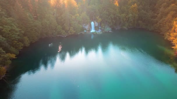 Красочный Водопад Текущий Осеннем Лесу Национальном Парке Время Теплого Солнечного — стоковое видео
