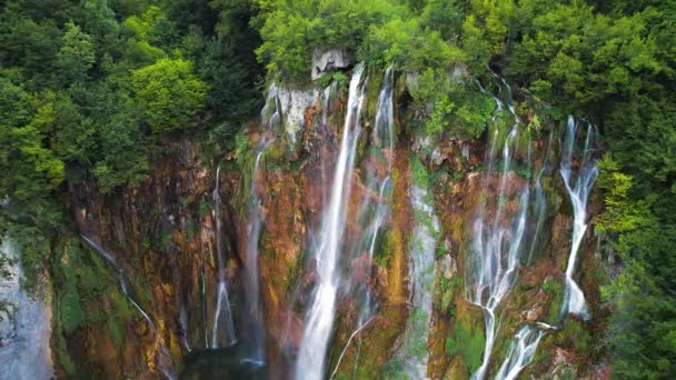 Letní Krajina Vysokým Vodopádem Kaskádovitě Rýsujícím Bujném Zeleném Útesu Hustém — Stock video