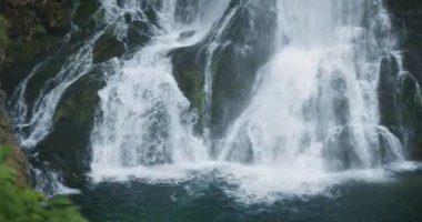 Alplerdeki yosunlu dağ kayalarının üzerinden çağlayan şelale. Gollinger Wasserfall Salzburg, Avusturya yakınlarında.