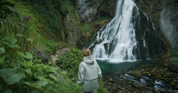 Жінка Подорожує Водоспаду Високогір Насолоджується Природою Життям Подорожі Гори Пригоди — стокове відео