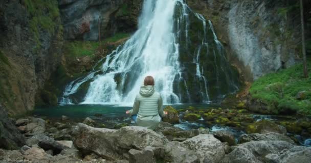 Kvinna Praktiserar Yoga Nära Fjällvattenfallet Vid Älven Skogen Gollinger Var — Stockvideo
