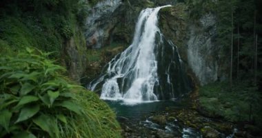 Alplerdeki yosunlu dağ kayalarının üzerinden çağlayan şelale. Gollinger Wasserfall Salzburg, Avusturya yakınlarında.