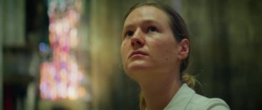 Turist kadın kiliseyi geziyor. Yetişkin bir kız tarihsel mimariye akrandır. Yakın plan kadın yüzü..