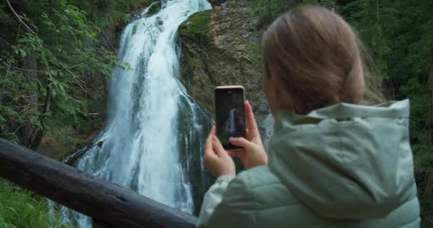 Женщина Фотографирует Водопад Телефону Девушка Путешествует Австрии Туристические Фильмы Golling — стоковое видео