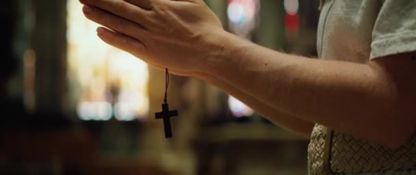 Creyente Cristiano Con Cruz Madera Las Manos Orar Parafernalia Religiosa — Vídeo de stock