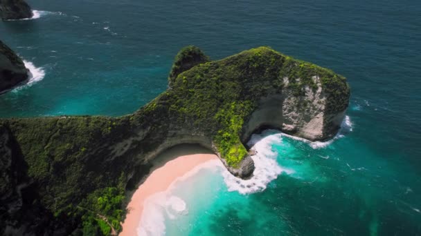 位于印度尼西亚巴厘岛努沙潘尼达岛上的热带岩石海岸 拥有天然的金黄色沙滩开林金海滩 完美的梦幻度假胜地 — 图库视频影像