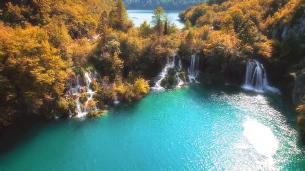 滝のある黄金の秋の森と山の湖 クリスタルクリアエメラルドグリーンの貯水池 晴れた天気はすぐに暗く サンダークラウドが自然を覆うように変化します プリトヴィス湖 — ストック動画