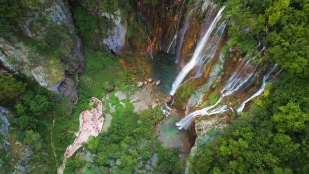 Alta Cachoeira Córregos Fluindo Caindo Vista Aérea Cima Para Baixo — Vídeo de Stock