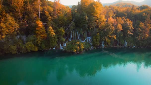 Τυρκουάζ Νερά Μια Ορεινή Λίμνη Φωτεινά Φθινοπωρινά Δέντρα Αεροφωτογραφία Του — Αρχείο Βίντεο