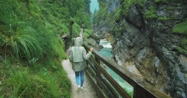 Mulher Caminhando Desfiladeiro Com Rio Montanha Dia Chuvoso Escadaria Madeira — Vídeo de Stock