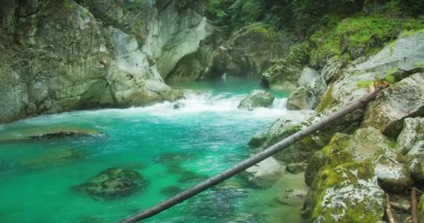 崖の高い山の川の青い水 野生のブロックが峡谷に流れ込む 自然の美しさ Category オーストリアのラマークラム バリントン — ストック動画