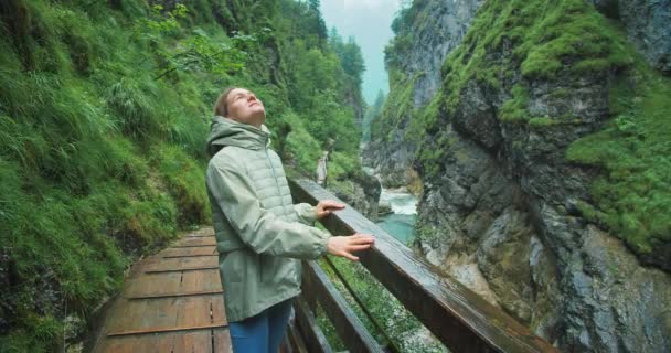 Kobieta Lubi Deszcz Podczas Wędrówki Skalistym Wąwozie Góry Szybko Płynącej — Wideo stockowe