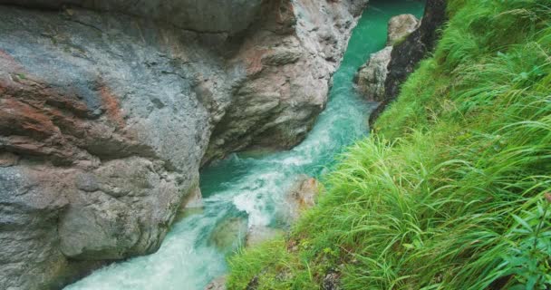 ランマー ゴージ オーストリアの澄んだ透明な水が流れる山の川 雨の中のアルプス風景 シーズン — ストック動画