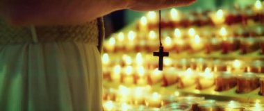 Kilisede dua eden bir kadın. Allah 'ın bağışlaması ve iyiliğe inanması. Hristiyan hayatı krizi duası. Dindar kız Tanrı 'ya şükrediyor..
