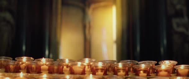 Brûler Des Bougies Dans Église Croix Orthodoxe Avec Crucifixion Jésus — Video