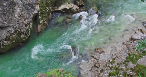 Peřeje Horské Řeky Rychlostí Vody Turbulencí Tekoucí Voda Šplouchá Skalách — Stock video
