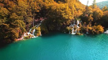Plitvice Gölleri Ulusal Parkı Hırvatistan 'da sonbahar doğası. Şelalenin hava manzarası gün batımında zümrüt tatlı suya akar. Rahatlama için manzara.