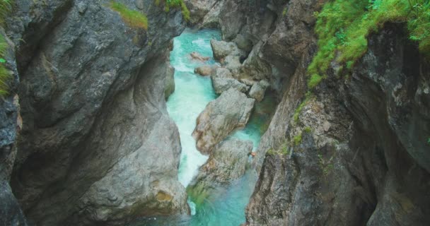 Gotas Lluvia Goteando Río Montaña Que Fluye Cañón Barranco Rocoso — Vídeo de stock