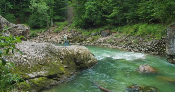 Mulher Turística Caminha Longo Margem Rio Rochoso Com Água Limpa — Vídeo de Stock