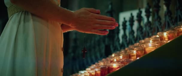 Жінка Молиться Біля Палаючих Свічок Церкві Доросла Дівчинка Склала Руки — стокове відео