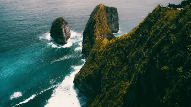 Ogromna Formacja Skalna Oceanie Górski Klif Dziewiczej Białej Piaszczystej Plaży — Wideo stockowe