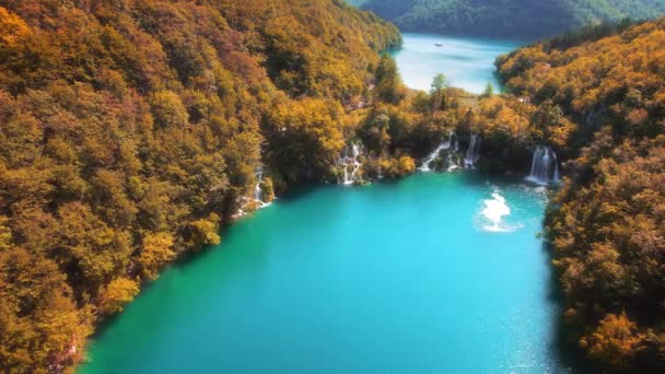 Barevný Podzimní Les Horské Jezero Průzračnou Modrou Vodou Při Západu — Stock video