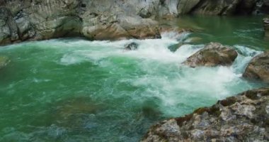 Kayalık dağlarda güçlü bir su akıntısı var. Avusturya, Scheffau 'daki Lammer Gorge' da bir nehir. Bolluk pınarı Lammerklamm 'da temiz dere.