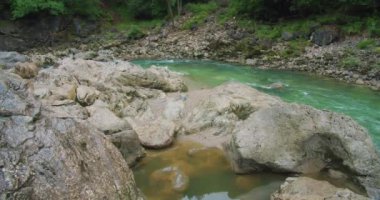 Mavi nehir suyuyla dolu bir dağ deresi olan kayalık bir vadide yağmurlu sonbahar havası. Avusturya 'daki Dark Gorge Lammerklamm' da etkileyici bir gözetleme noktası, Scheffau..