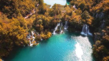 Renkli ormanlardaki şelalenin sonbahar manzarası. Plitvice Gölleri Ulusal Parkı 'nın havadan görünüşü. Hırvatistan 'da ünlü seyahat beldesi.
