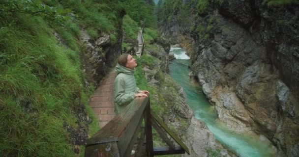 Žena Turistika Rokli Horskou Řekou Deštivý Den Úzké Dřevěné Schodiště — Stock video