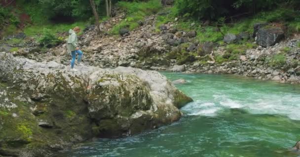 관광객 하이커는 깨끗한 강둑을 협곡에서 Lammer Klamm 오스트리아 — 비디오