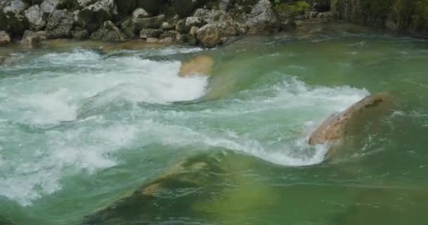Křišťálově Čistá Svěží Tyrkysová Voda Horské Řeky Teče Mezi Skalami — Stock video