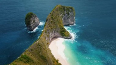 Yeşil uçurumları ve derin mavi okyanus dalgaları olan renkli Jurassic parkı. Bali tropikal adasındaki Kelingking sahilinin havadan görünüşü. Nusa Penida.