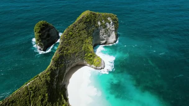 Pristine White Sandy Shore Tropical Island Huge Green Rock Ocean — Stock Video