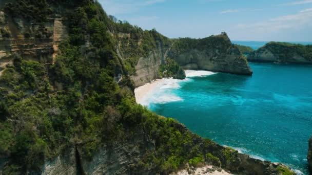 Mountain Cliff Diamond Beach Bali Pristine Ocean Waves Roll Golden — Stock Video
