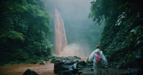 Donna Viaggiatore Impermeabile Godendo Foresta Pluviale Tropicale Guardando Alta Cascata — Video Stock
