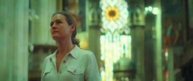 Katedral kilisesinde mimari manzaranın keyfini çıkaran genç bir kadın. Kızın yüzü antika tavana bakıyor. Gezi turu..