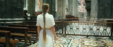 Kilisede Tanrı 'yı arayan genç bir avare. Antik Katedral Bazilikası.