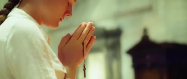 Женщина Разговаривает Богом Молитве Взрослая Девушка Встала Колени Церкви Искренне — стоковое видео