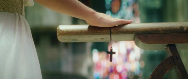 Kobieta Krzyżem Zwiedzanie Kościoła Katedralnego Zbliżenie Żeńska Ręka Trzyma Symbol — Wideo stockowe