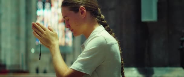 Верующая Женщина Молится Церкви Религиозная Взрослая Девушка Обращается Богу Поклонении — стоковое видео