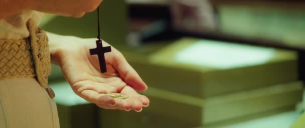 Κοντινό Πλάνο Του Γυναικείου Χεριού Νομίσματα Εθελοντική Δωρεά Στην Εκκλησία — Αρχείο Βίντεο