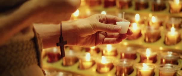 조명하기 촛불을 여자의 성당에서 불타는 — 비디오
