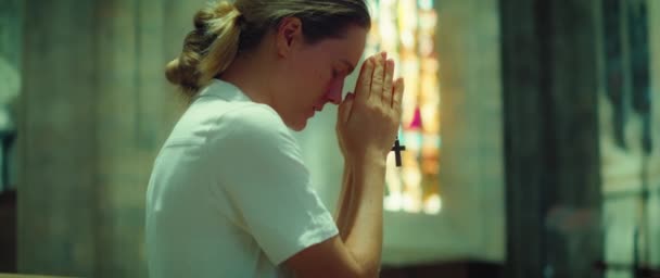Kobieta Modląca Się Kolanach Świątyni Szczerze Wierząca Dziewczyna Modli Się — Wideo stockowe